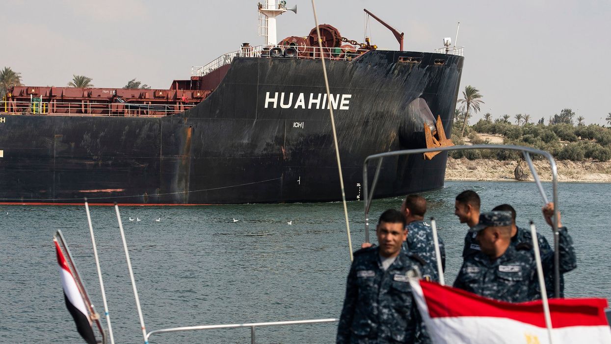 Un barco se dirige hacia el Canal de Suez, en Ismalia, Egipto