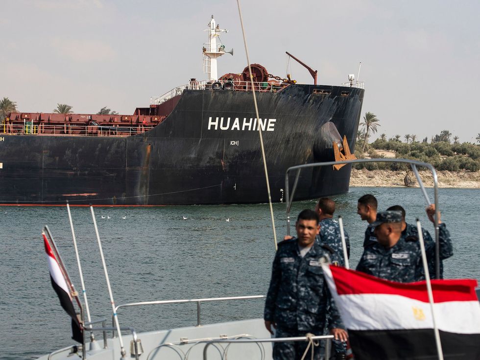 Un barco se dirige hacia el Canal de Suez, en Ismalia, Egipto