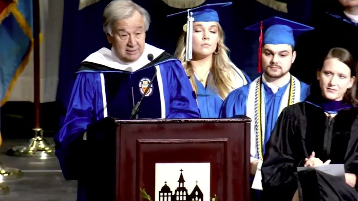 Man dressed as old lady smears cake on Mona Lisa