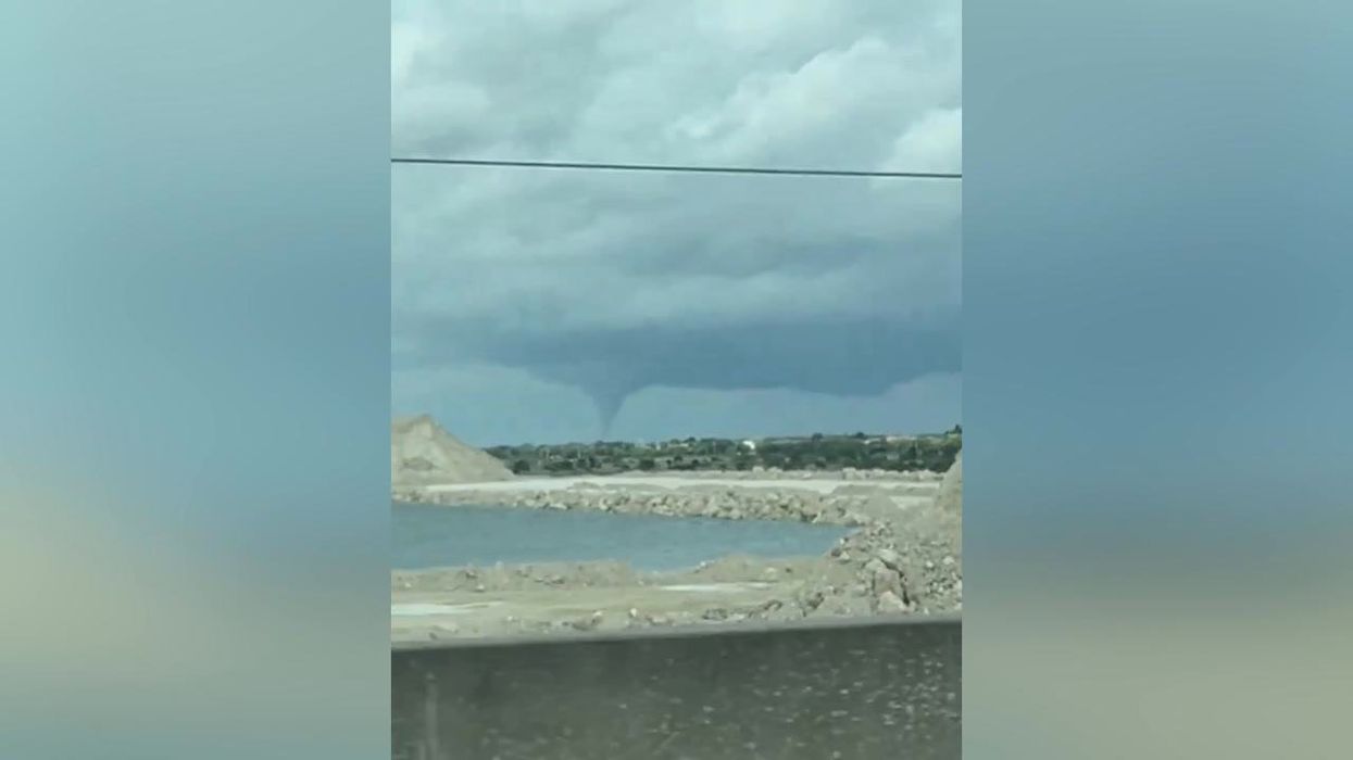 Pregnant meteorologist hits back at criticism over 'form-fitting' outfits in epic style