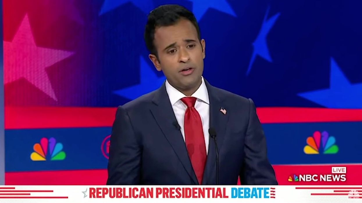 Alex Jones calls out Vivek Ramaswamy for 'peeing' during a livestream