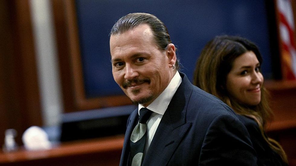 Fãs de Johnny Depp levam alpacas para tribunal de julgamento