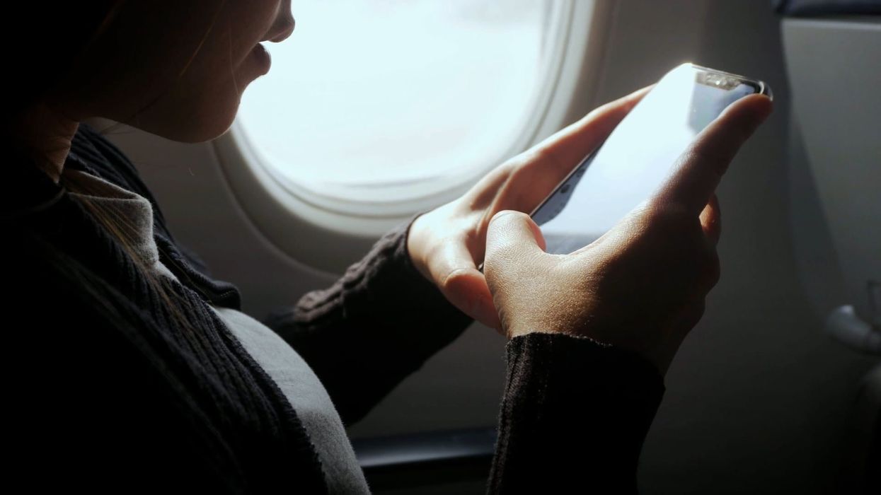 What really happens when you don't put your phone on airplane mode during flight