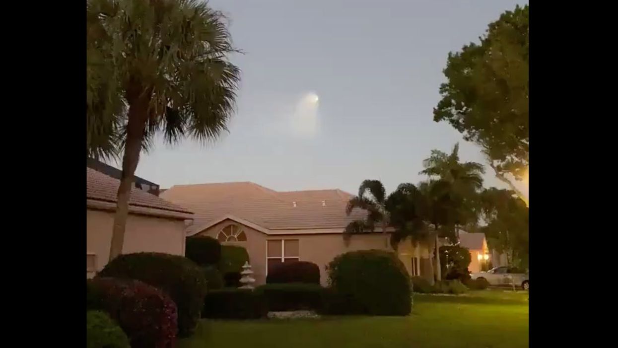 <p>White light over Florida sparks claims of UFOs</p>