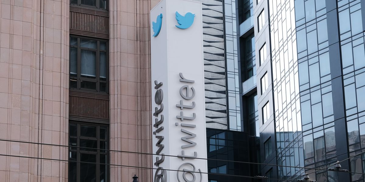 Elon Musk removes letter from Twitter sign for the most childish reason ...