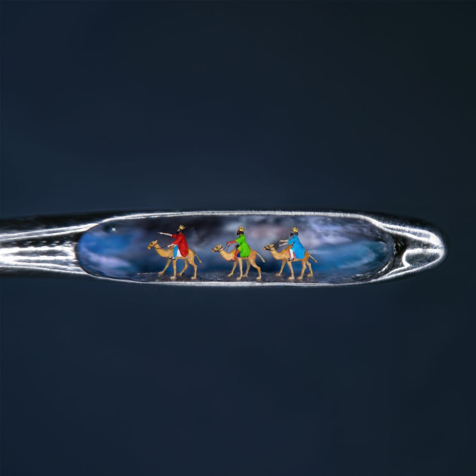 Sculptor creates three tiny wise men in the eye of a needle for Christmas
