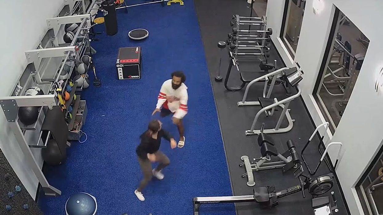 Moment woman bravely fights back at attacker grabbing her waist in the gym
