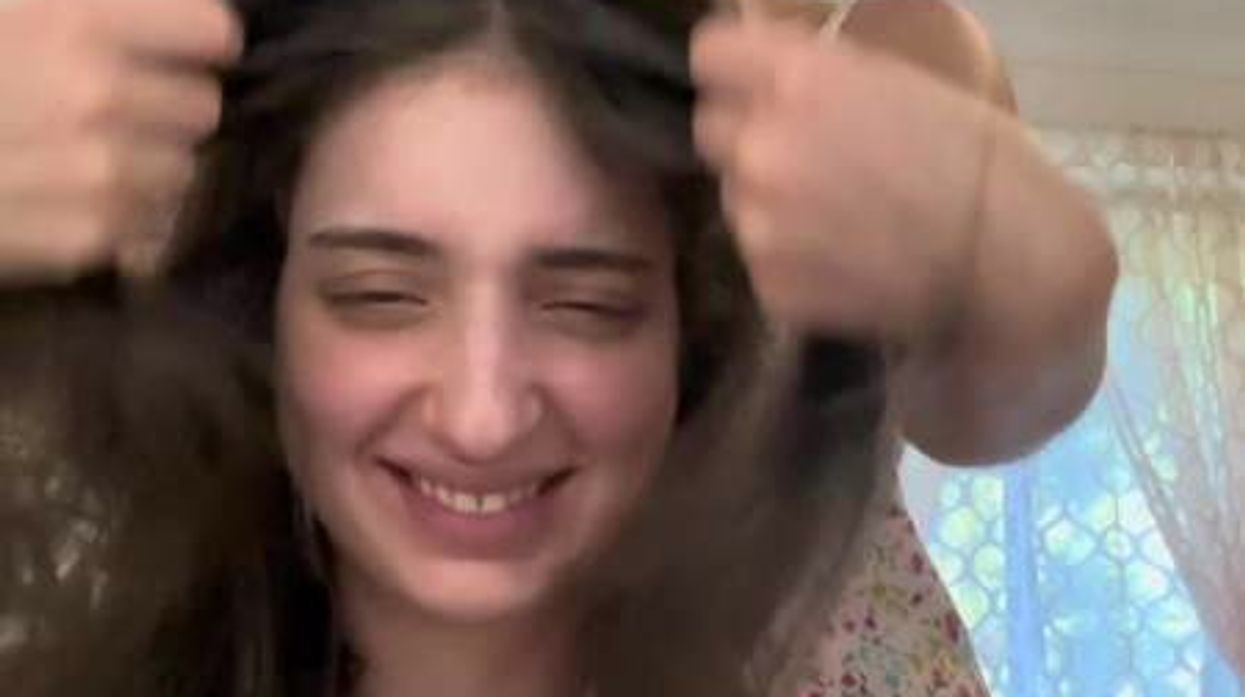 Hairdresser sparks debate for asking if she can touch customers and for their pronouns