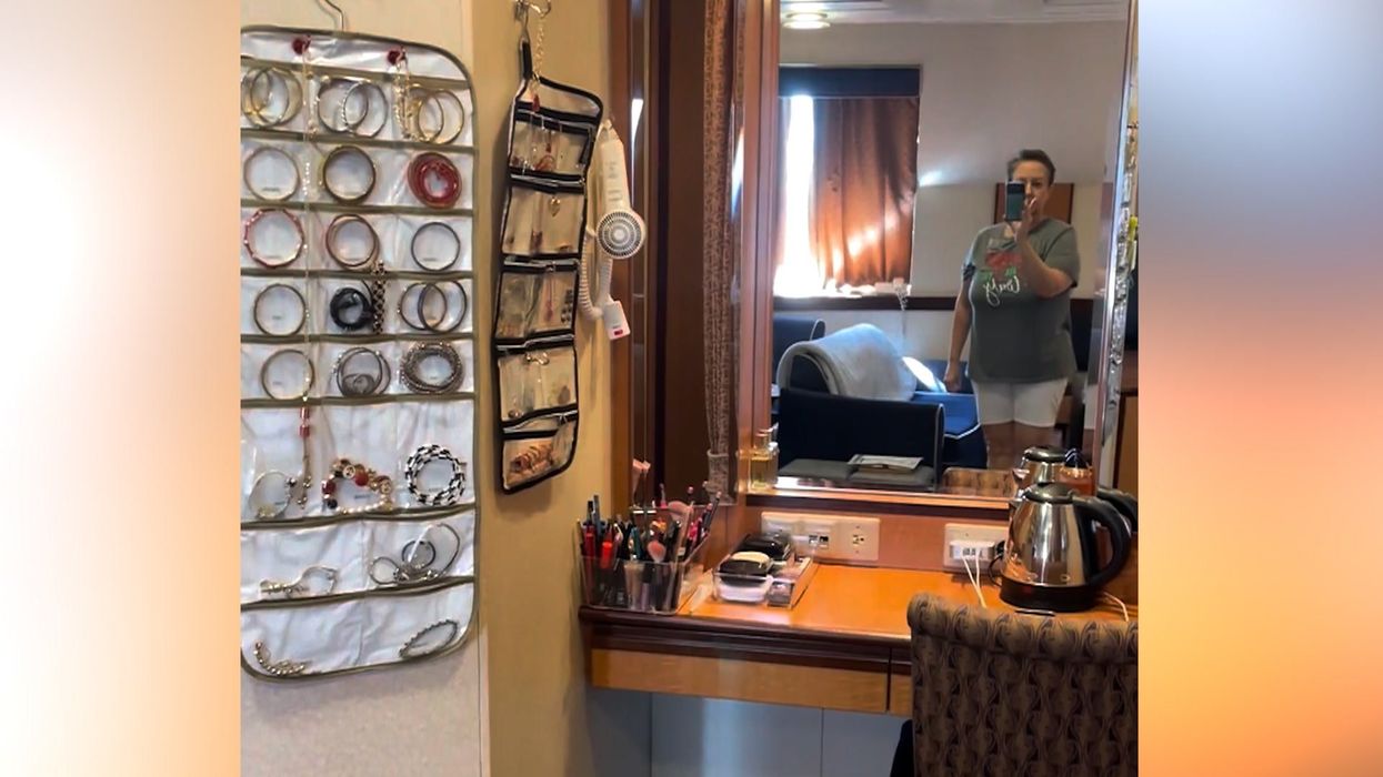 A pineapple on the Ultimate World Cruise has sent everyone wild for bizarre reason