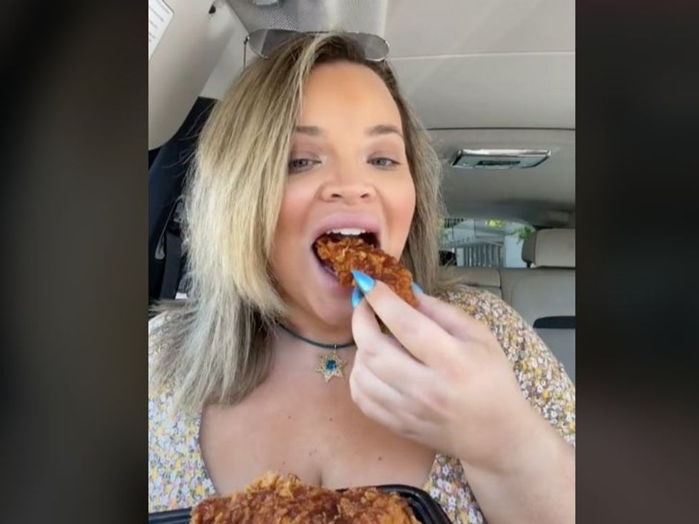 YouTube star Trisha Paytas tries KFC\u2019s Nashville Hot Chicken Tenders