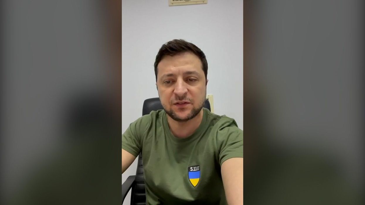 Germans flock to Berlin train station to offer Ukrainian refugees places to stay in moving viral video